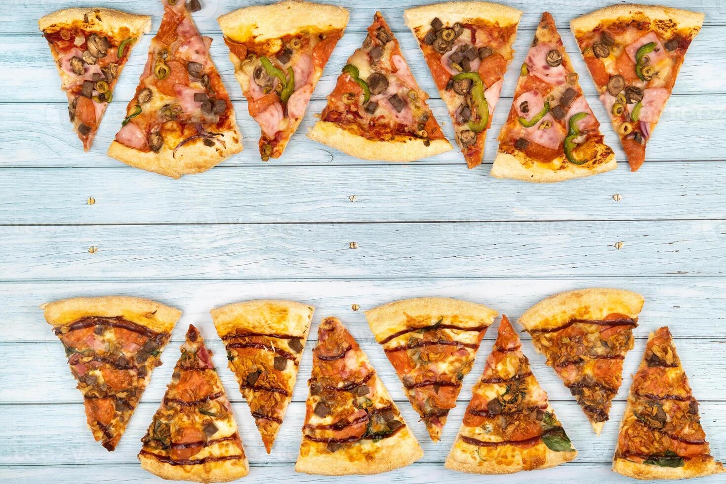 grande quantidade do delicioso triangular pizza fatias em uma azul de madeira fundo foto