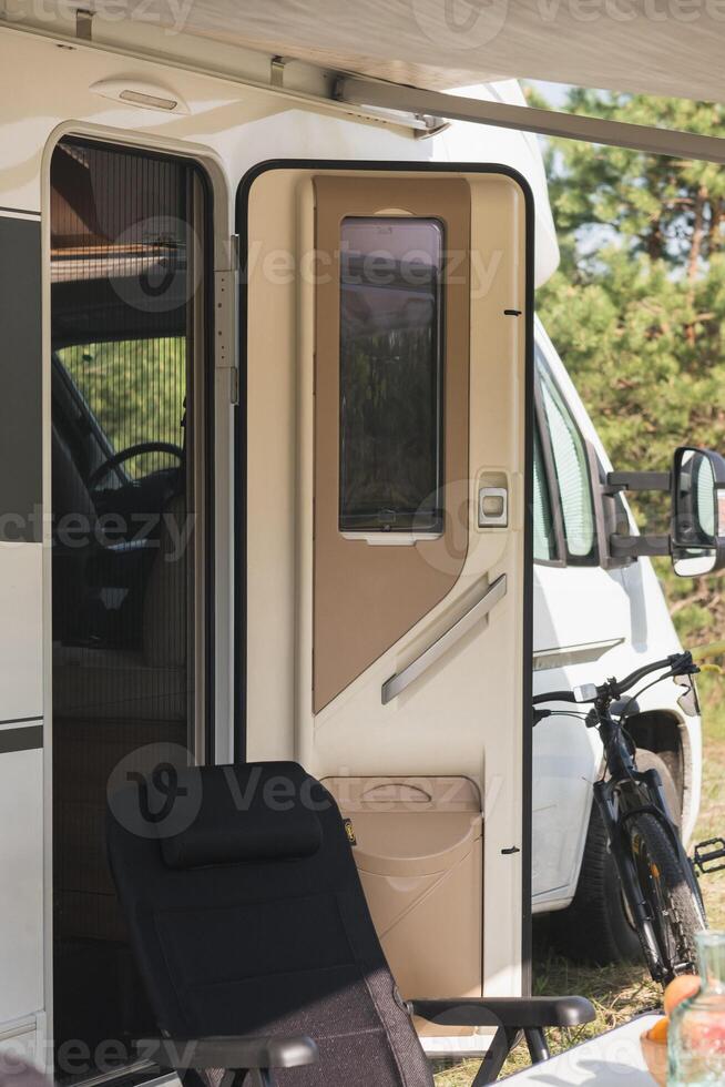 uma período de férias viagem dentro uma autocaravana, uma descansar dentro uma furgão foto