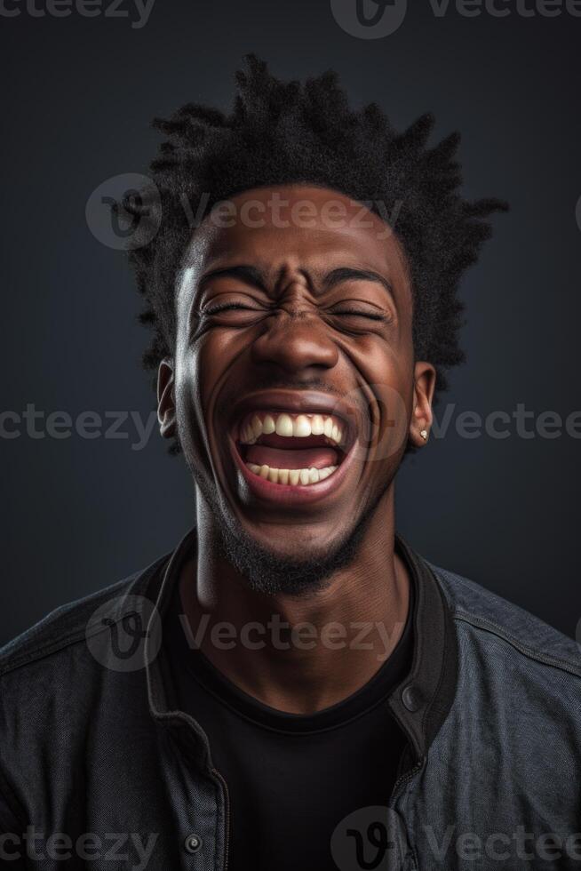 ai gerado retrato do uma alegre africano dentro fechar-se em uma Preto fundo dentro a estúdio foto