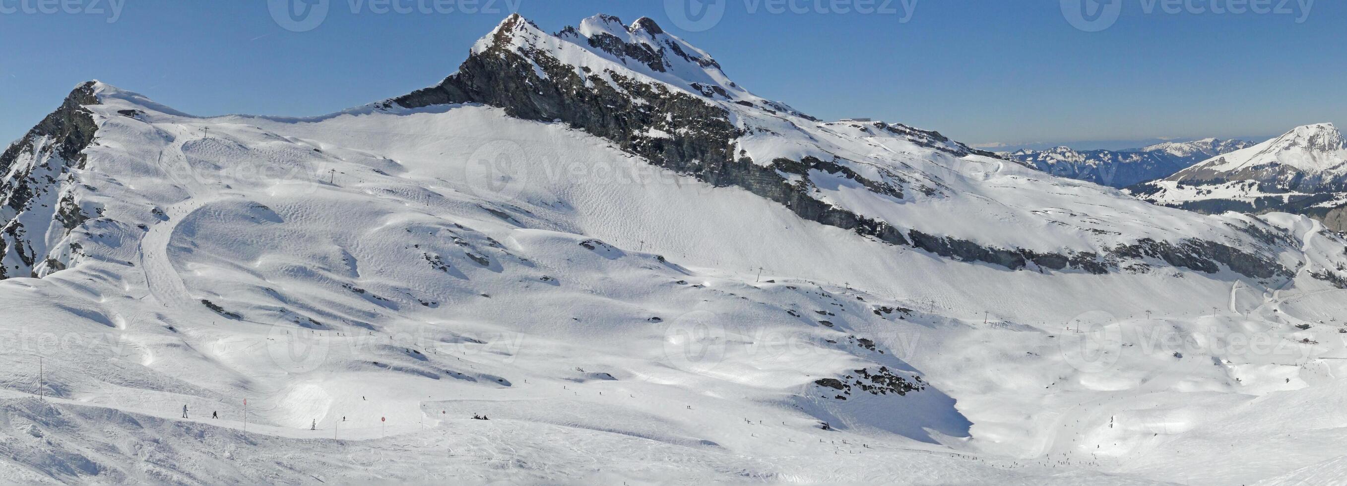 Alto alpino esqui área dentro a francês Alpes foto