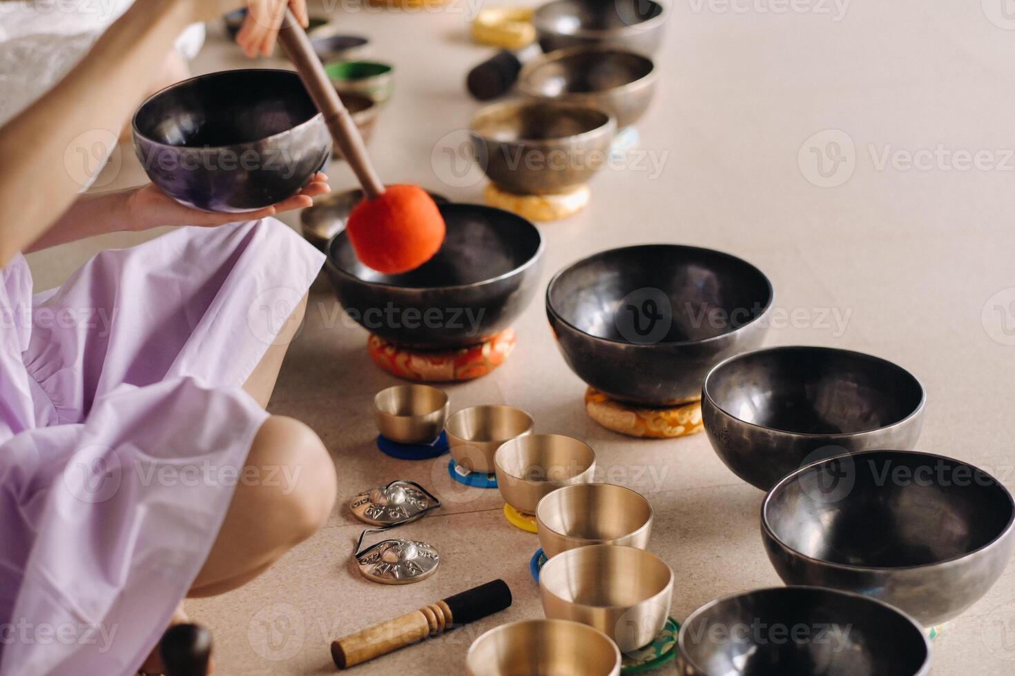 fechar-se do uma tibetano cantando tigela dentro seu mãos - tradução do mantras transformar seu impuro corpo, discurso e mente para dentro uma puro exaltado corpo, discurso e mente do uma Buda foto