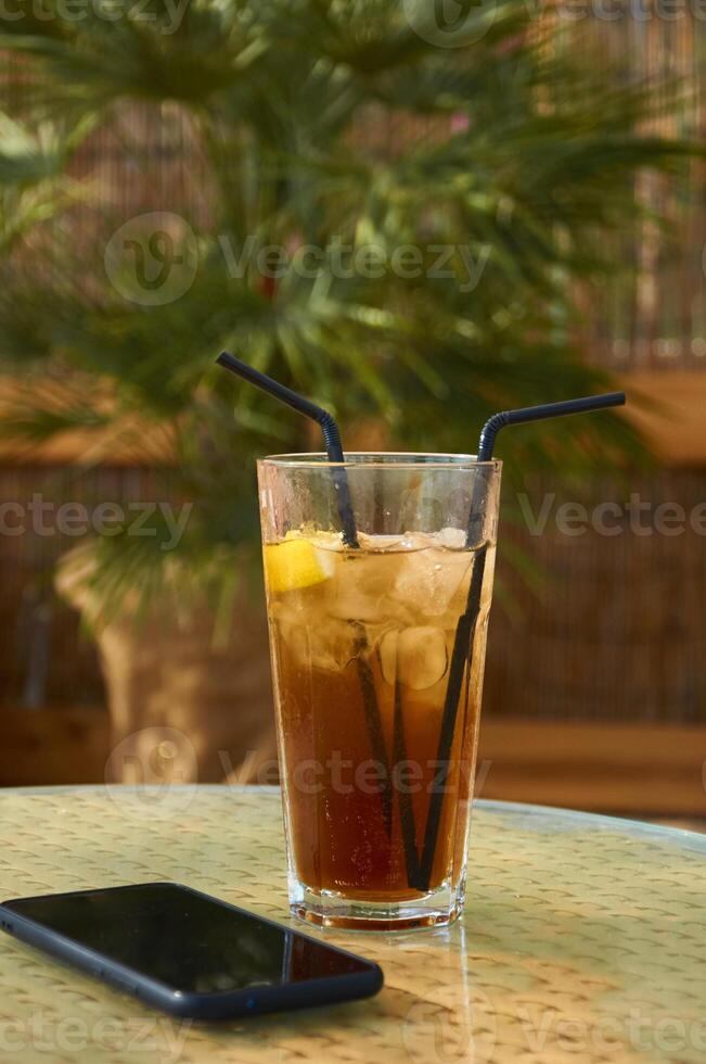 coquetéis em a de praia. brilhante frio bebidas em a de praia dentro verão. verão período de férias e viagem conceito. foto