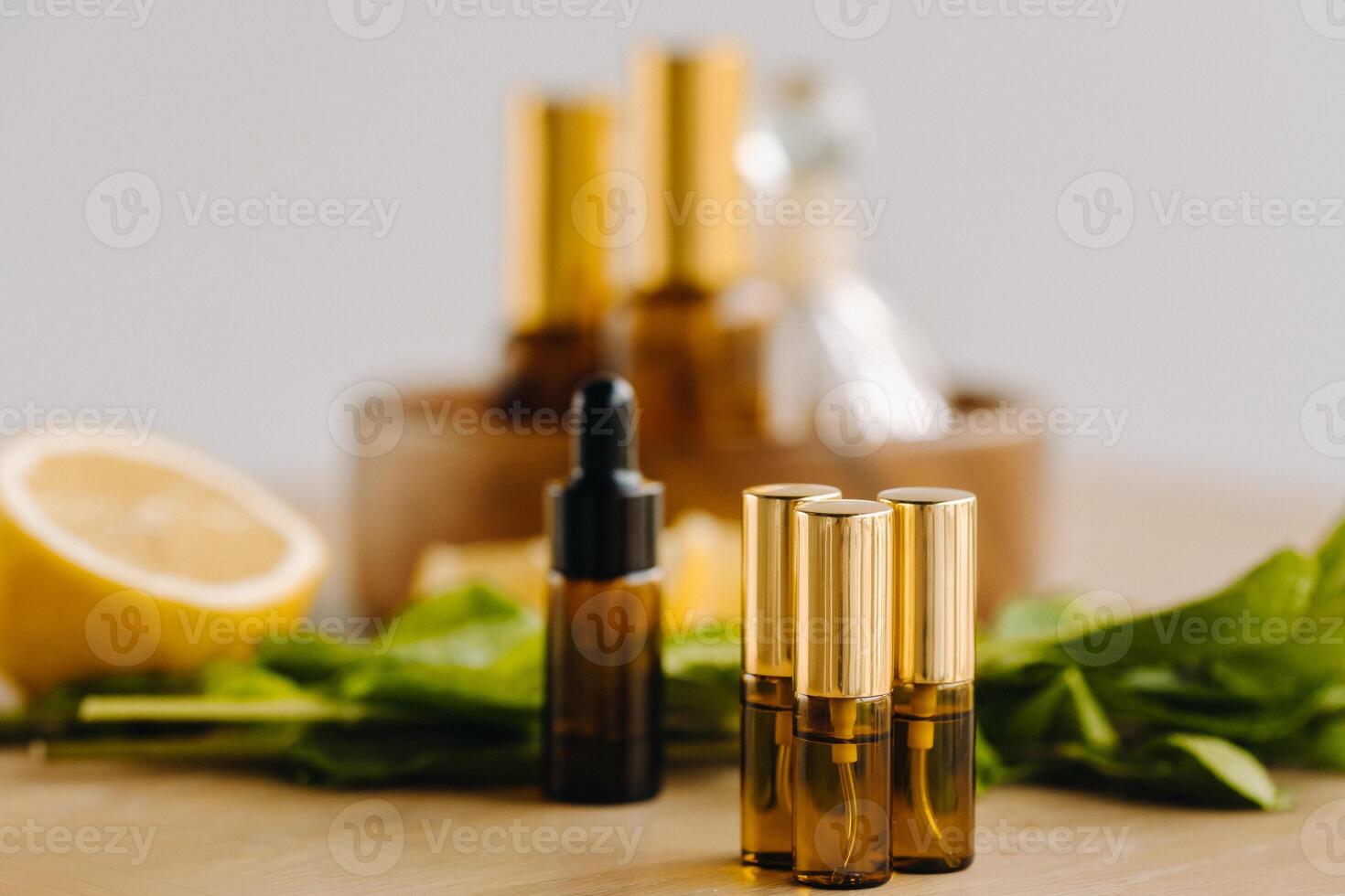 essencial óleo dentro garrafas com limão e hortelã fragrância deitado em uma de madeira superfície foto