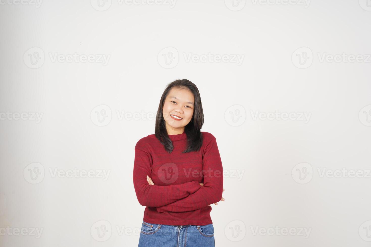 jovem ásia mulher dentro vermelho camiseta sorridente e olhando às Câmera isolado em branco fundo foto