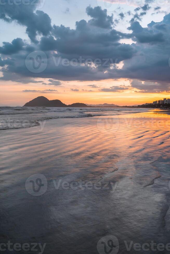 lindo pôr do sol às a de praia do Bertioga, são paulo, brasil. foto