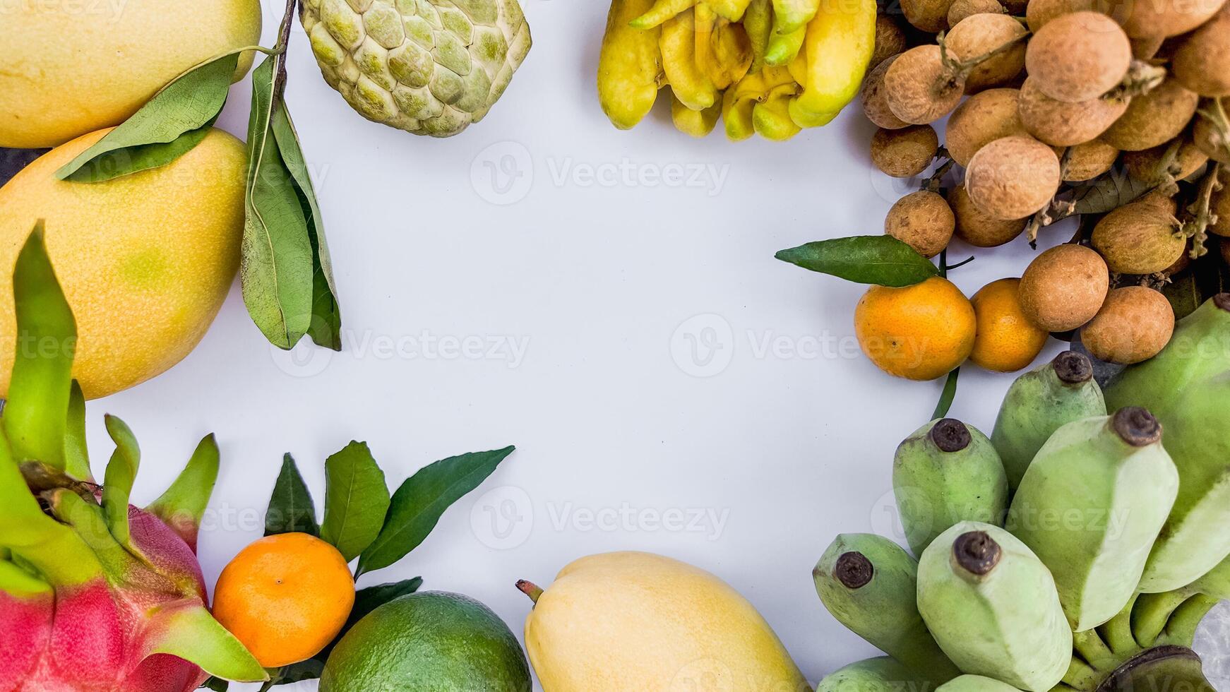 sortido exótico frutas em branco nutrição conceito foto