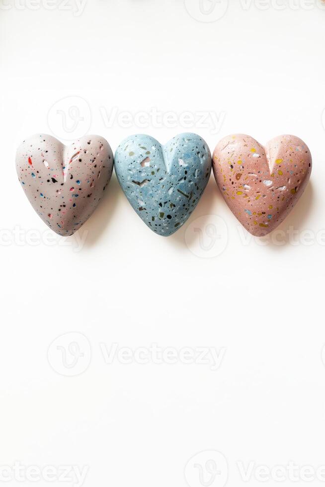 ai gerado três terrazzo estilo coração em forma pedras dentro pastel cores alinhado em uma branco fundo, simbolizando amor e ternura, adequado para dia dos namorados dia promoções ou romântico conceitos foto