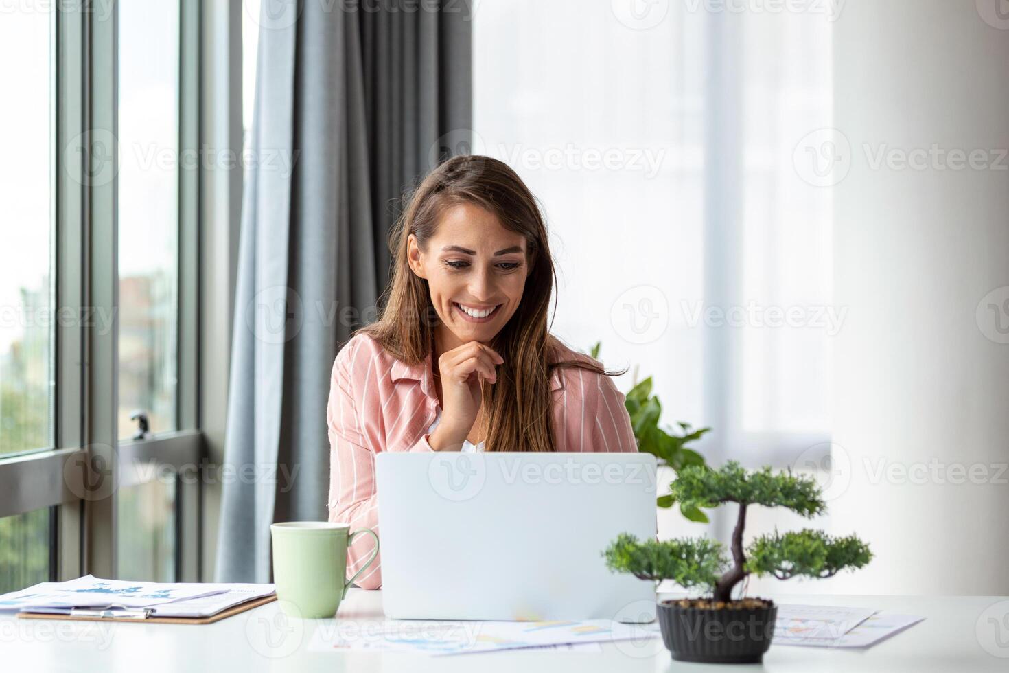 focado o negócio mulher usando computador portátil às lar, olhando às tela, conversando, lendo ou escrevendo e-mail, sentado em sofá, fêmea aluna fazendo trabalho de casa, trabalhando em pesquisa projeto conectados foto