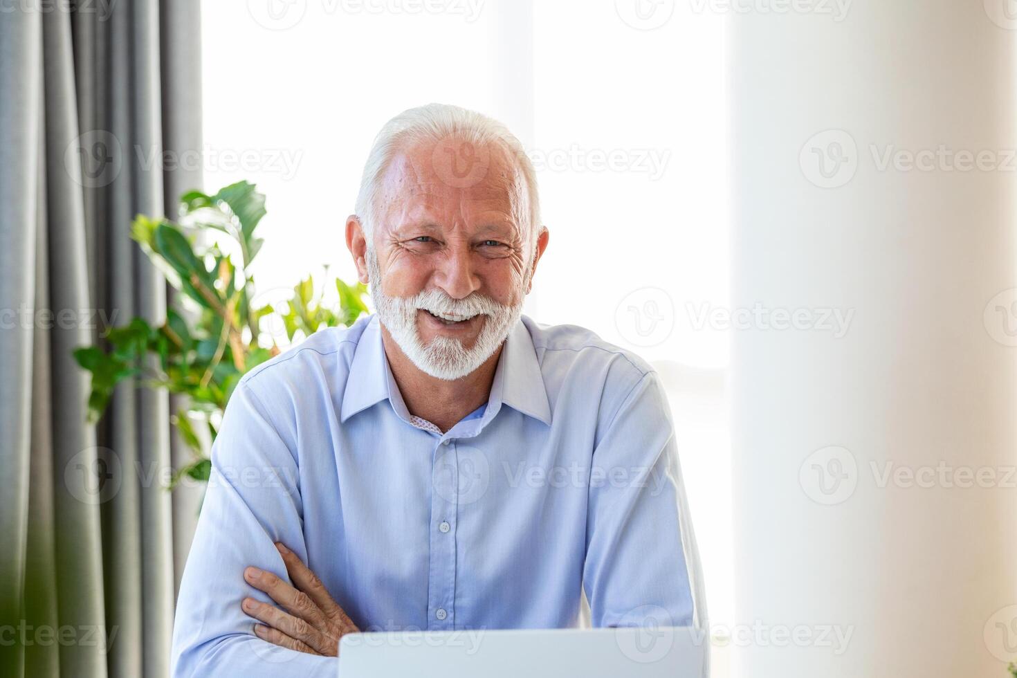 financeiro orientador homem de negocios usando dele computador portátil e fazendo alguns papelada enquanto sentado às escrivaninha e trabalhando. foto