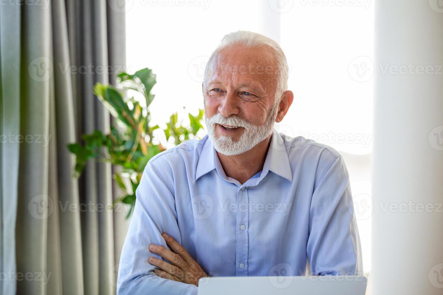 financeiro orientador homem de negocios usando dele computador portátil e fazendo alguns papelada enquanto sentado às escrivaninha e trabalhando. foto