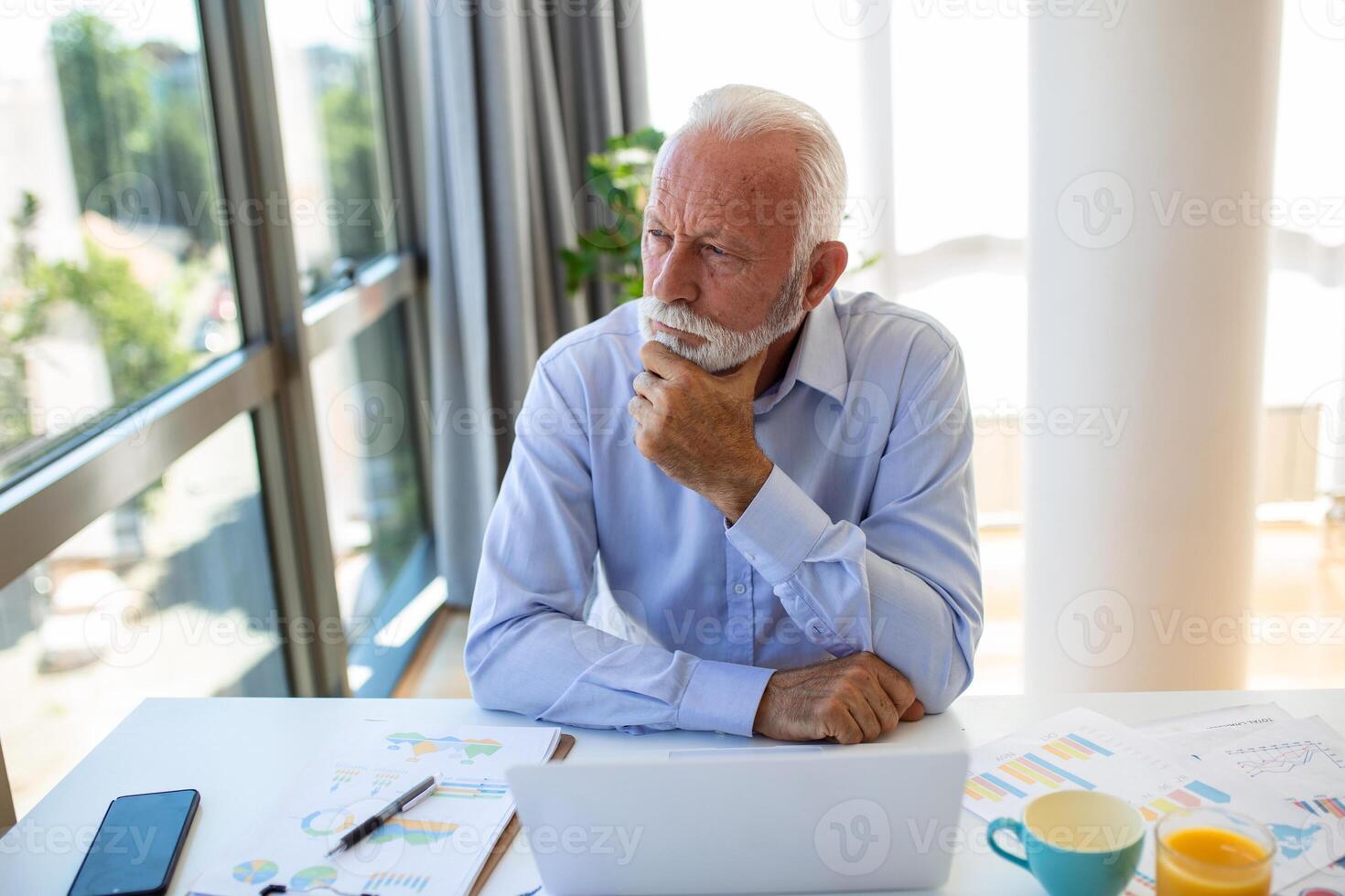 financeiro orientador homem de negocios usando dele computador portátil e fazendo alguns papelada enquanto sentado às escrivaninha e trabalhando. foto