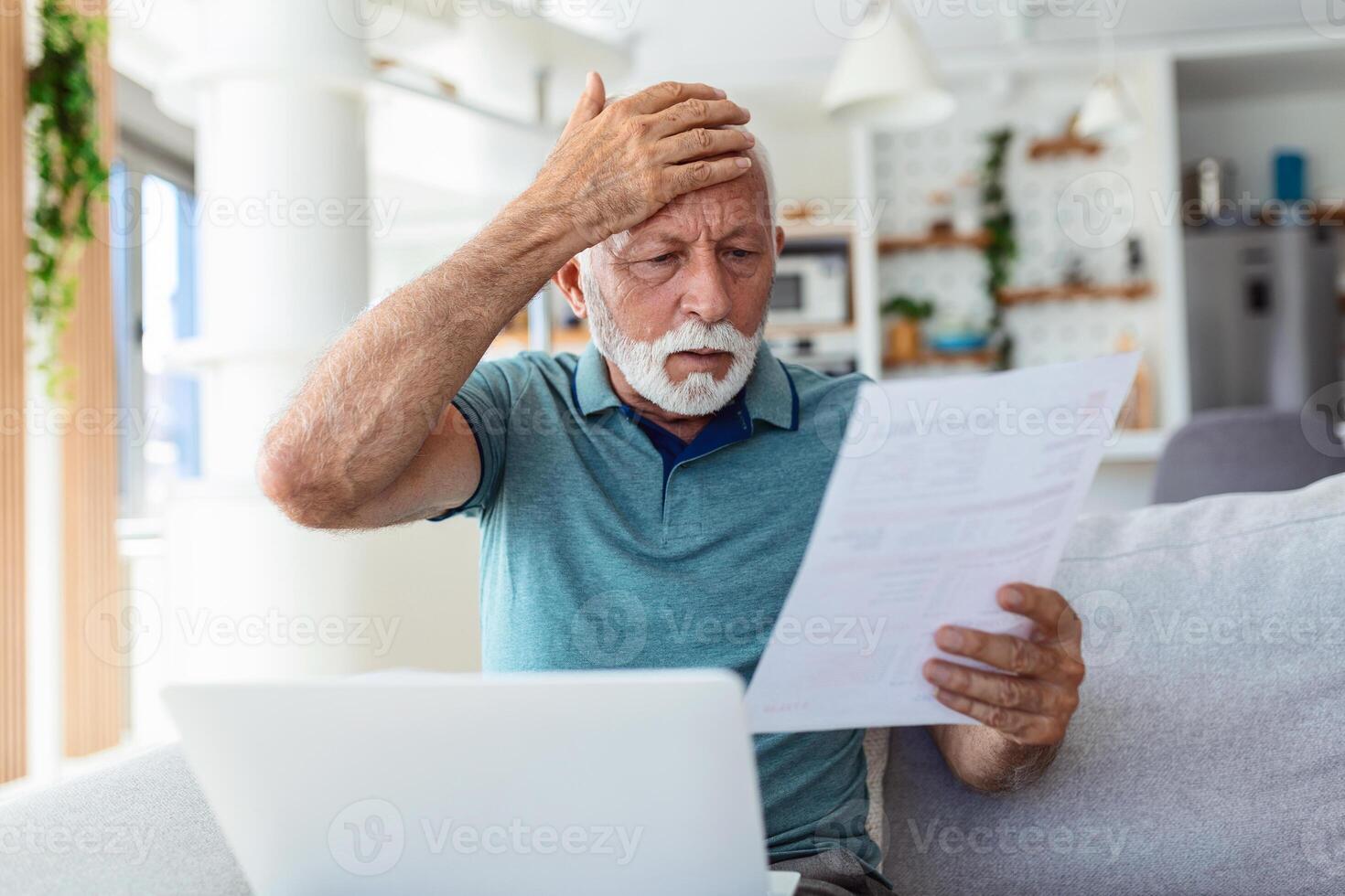 homem preocupado sobre dele por mês pagamentos. sério Senior homem segurando carta sente interessado ler o negócio notícias, obteve convite, aprende banco declaração Informação. postal correspondência conceito foto