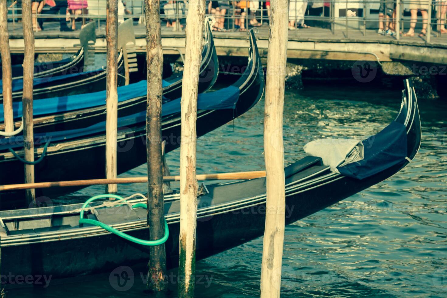 gôndolas ancorado de santo marca quadrado. Veneza, Itália, Europa foto