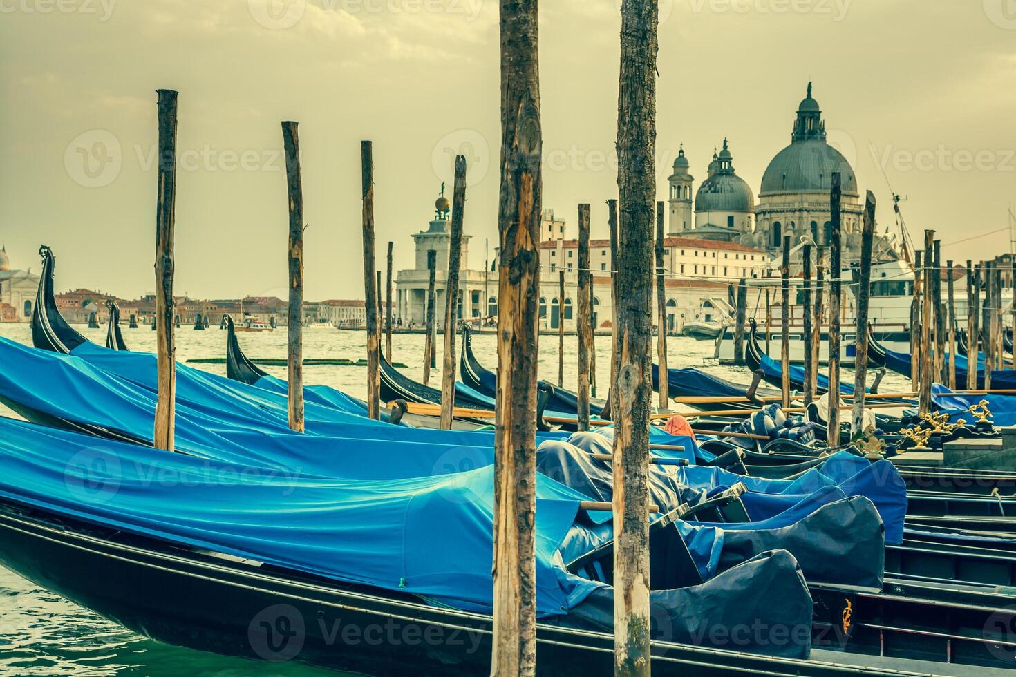 gôndolas ancorado de santo marca quadrado. Veneza, Itália, Europa foto