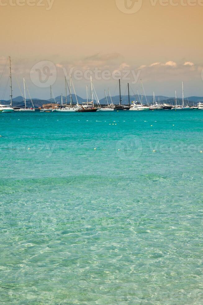 luxo iates dentro turquesa de praia do Formentera Illetes foto