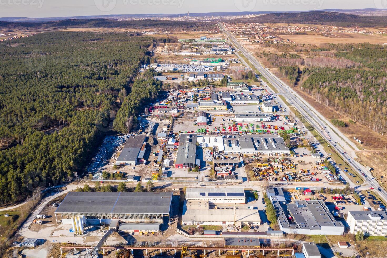 aéreo Visão a partir de acima do industrial edifícios, armazéns ou fábrica estoques ou logístico companhia foto