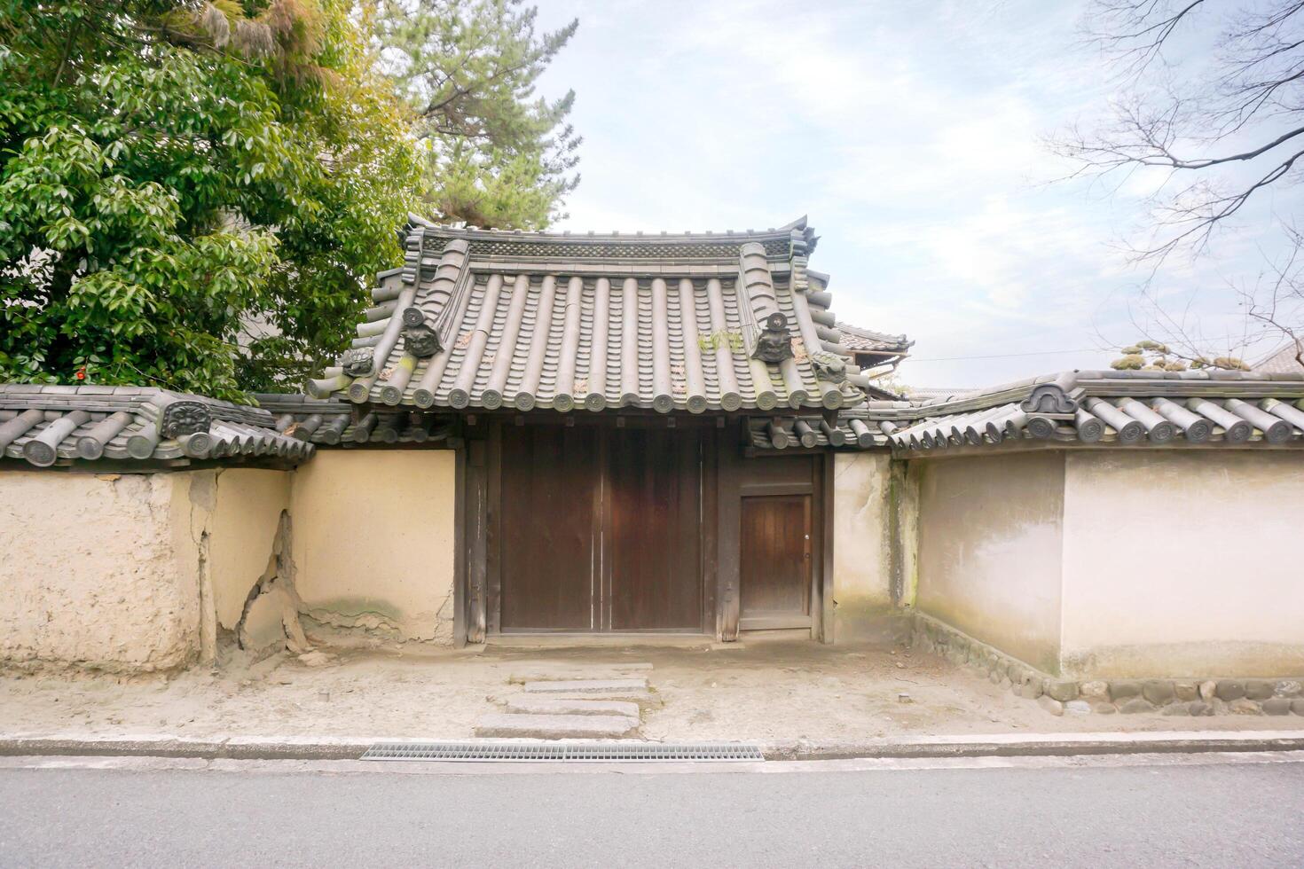 antigo e velho japonês casa portão dentro nara, Japão debaixo brilhante azul céu. foto