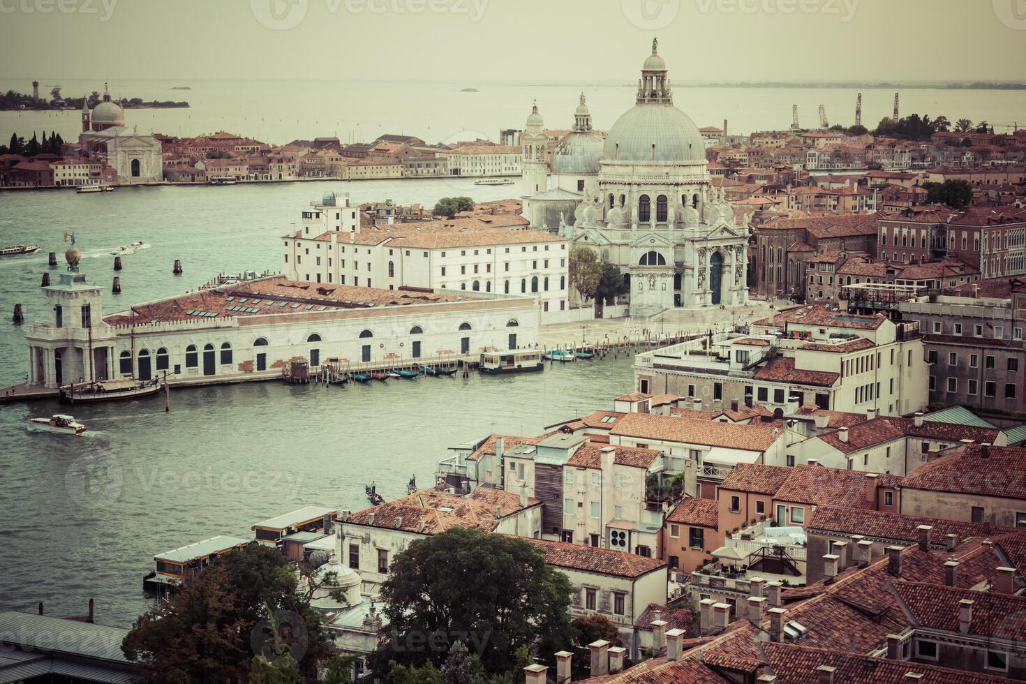 lindo Visão do a grande canal e basílica santa maria della saudação dentro a atrasado tarde com muito interessante nuvens, Veneza, Itália foto