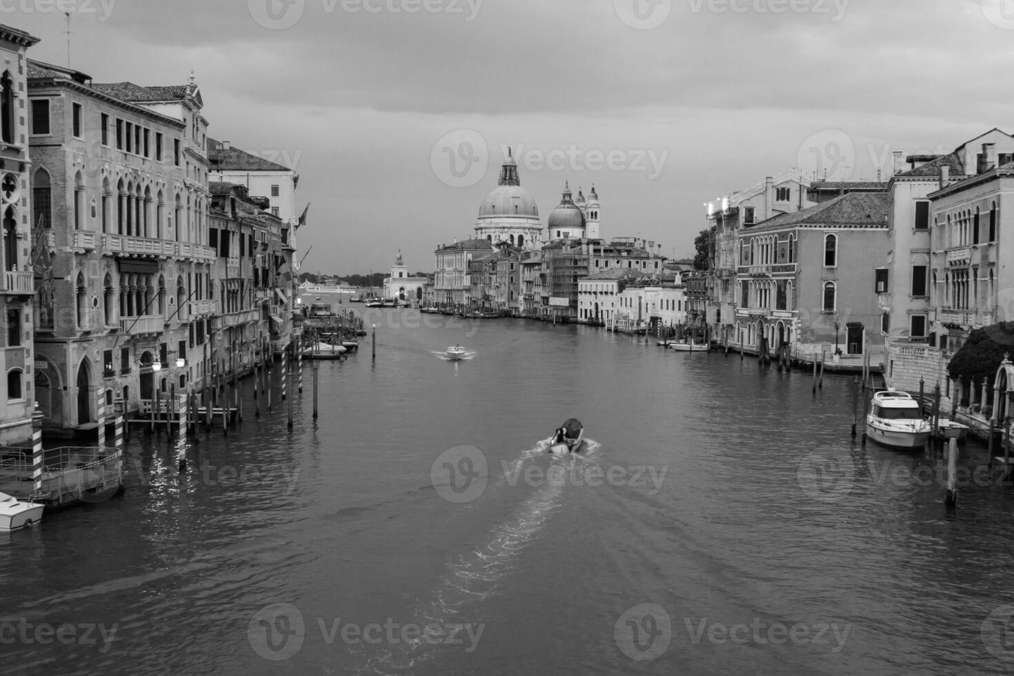 lindo Visão do a grande canal e basílica santa maria della saudação dentro a atrasado tarde com muito interessante nuvens, Veneza, Itália foto