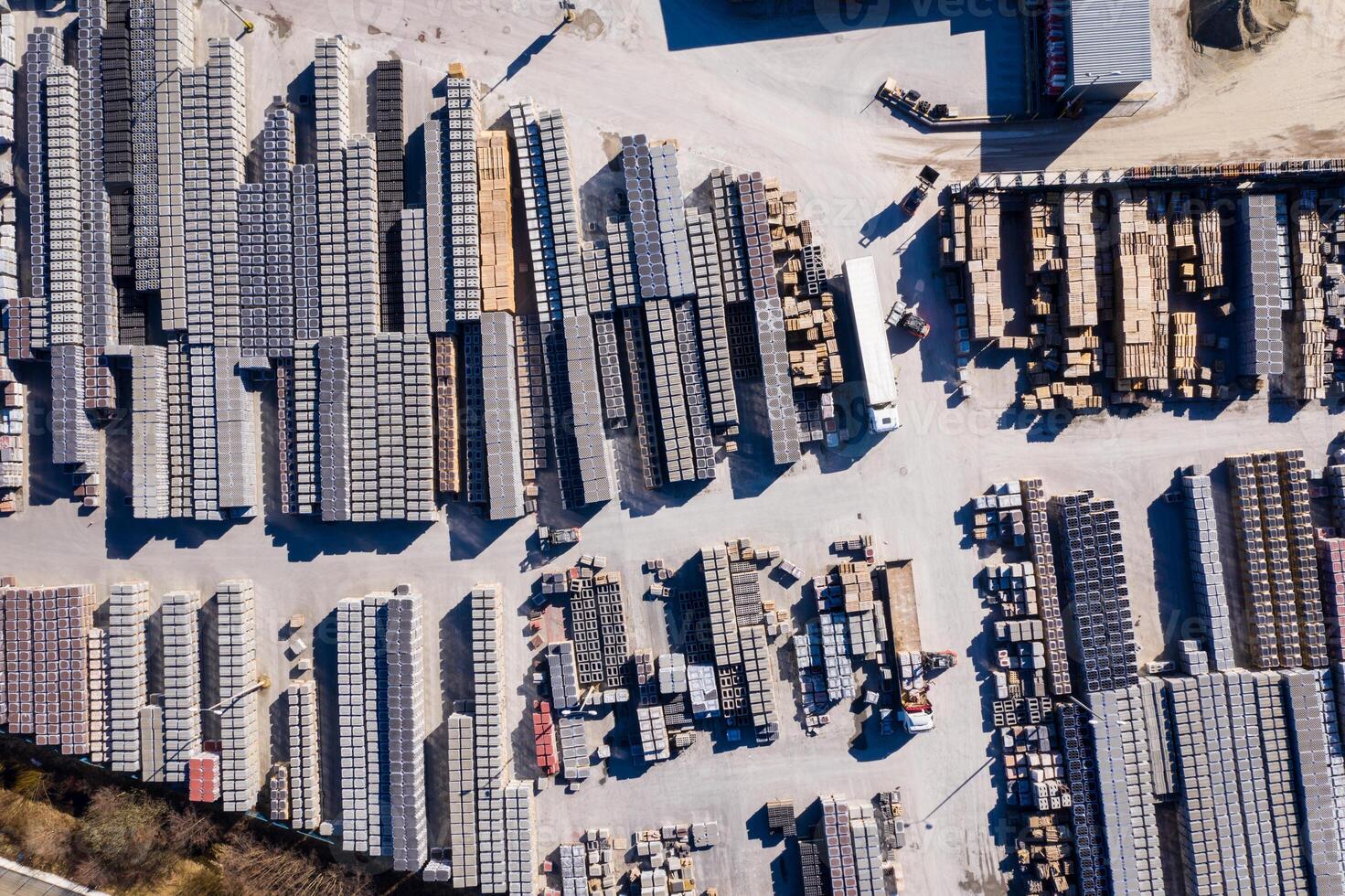 aéreo Visão do industrial construção materiais, empilhados em uma construção local foto