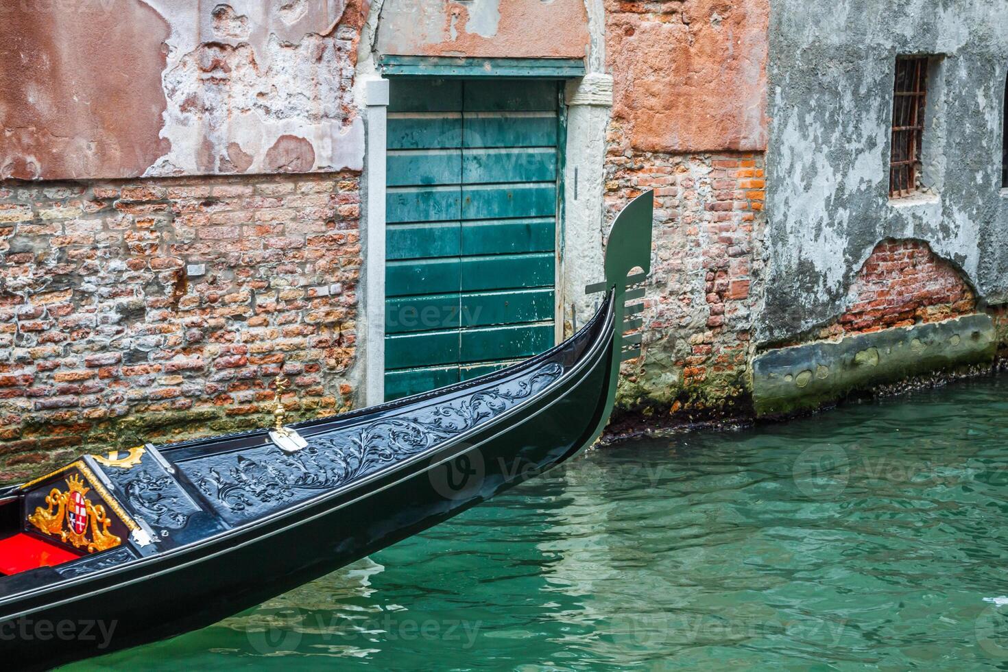 gôndola serviço em a canal dentro Veneza, Itália foto