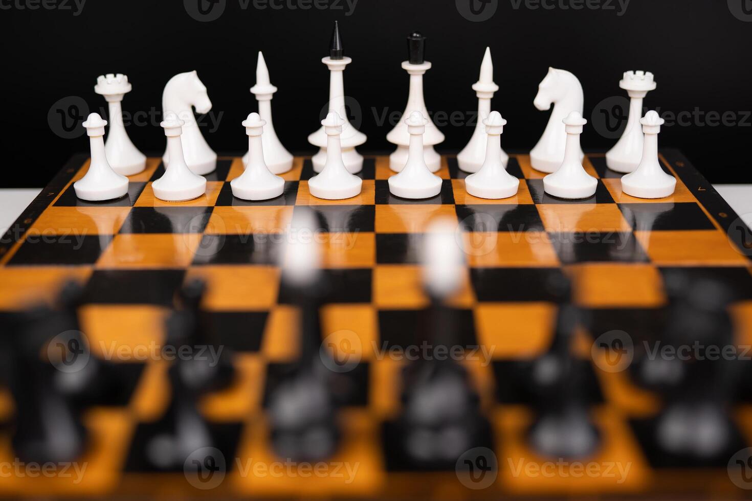 lindo jogando xadrez em a tabuleiro de xadrez antes a jogos foto