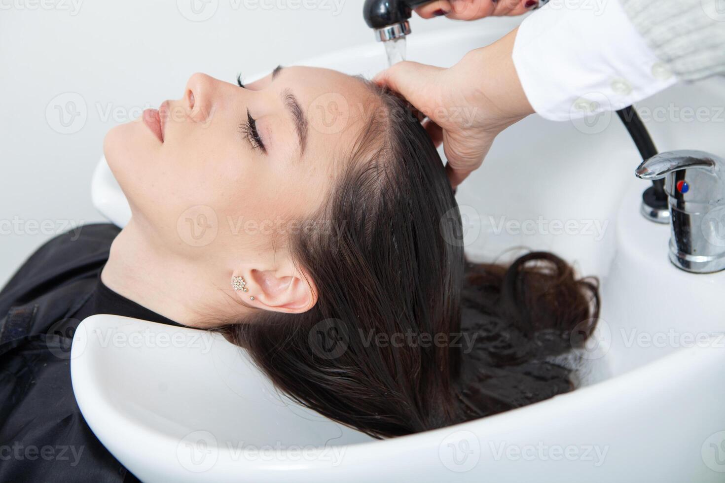 retrato do uma lindo mulher com grandes Castanho em linha reta cabelo dentro uma beleza salão. foto