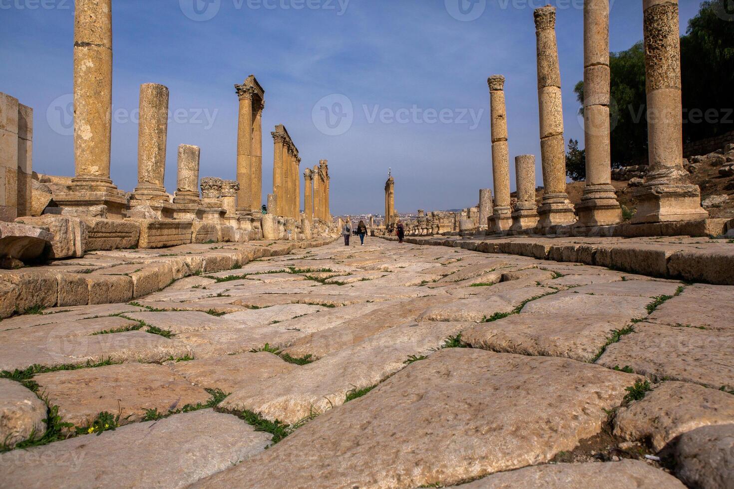 romano ruínas dentro a jordaniano cidade do Jerash. a ruínas do a murado greco-romano assentamento do gerasa somente lado de fora a moderno cidade. a jerash arqueológico museu. foto