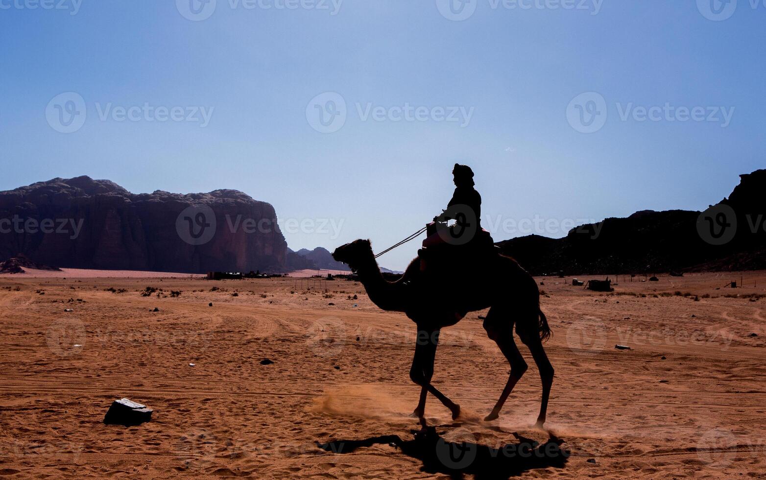 wadi rum deserto dentro Jordânia. em a pôr do sol. panorama do lindo areia padronizar em a duna. deserto panorama dentro Jordânia. foto