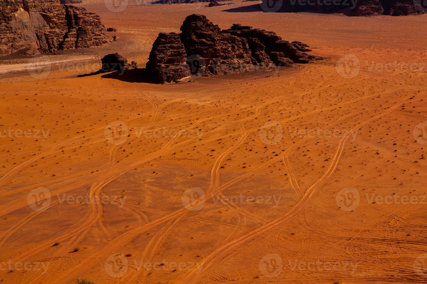 wadi rum deserto dentro Jordânia. em a pôr do sol. panorama do lindo areia padronizar em a duna. deserto panorama dentro Jordânia. foto