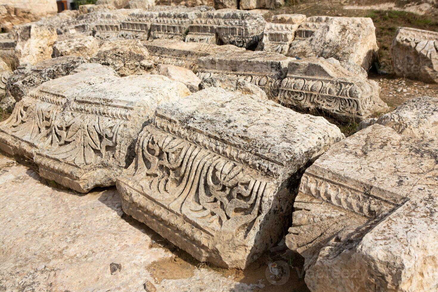 romano ruínas dentro a jordaniano cidade do Jerash. a ruínas do a murado greco-romano assentamento do gerasa somente lado de fora a moderno cidade. a jerash arqueológico museu. foto