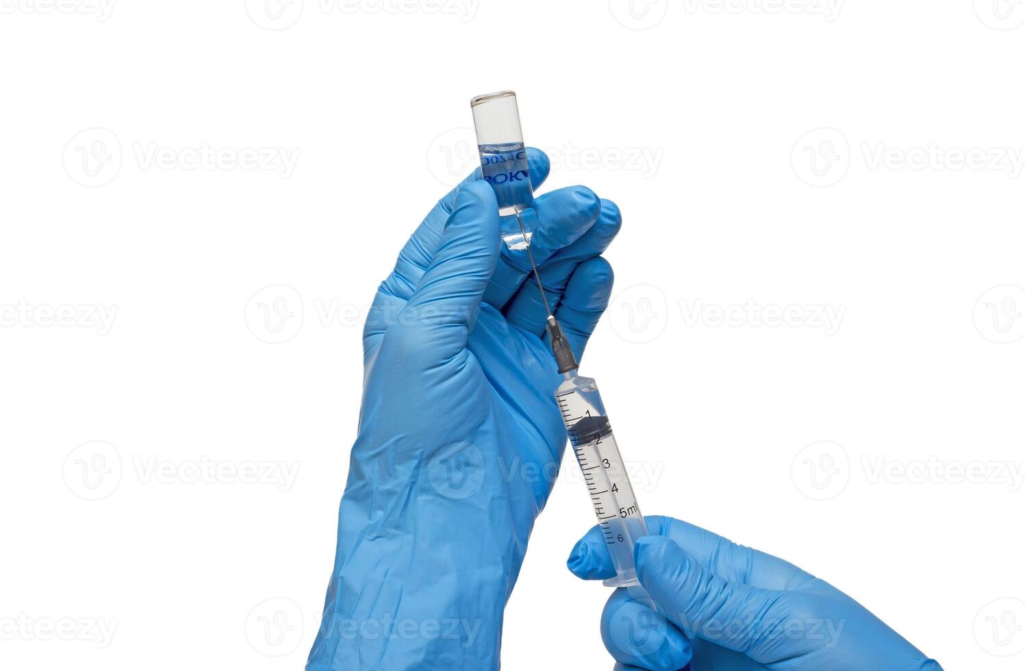 médico com luva mão segurando seringa com uma talão do líquido emergente teste a função do a seringa foto