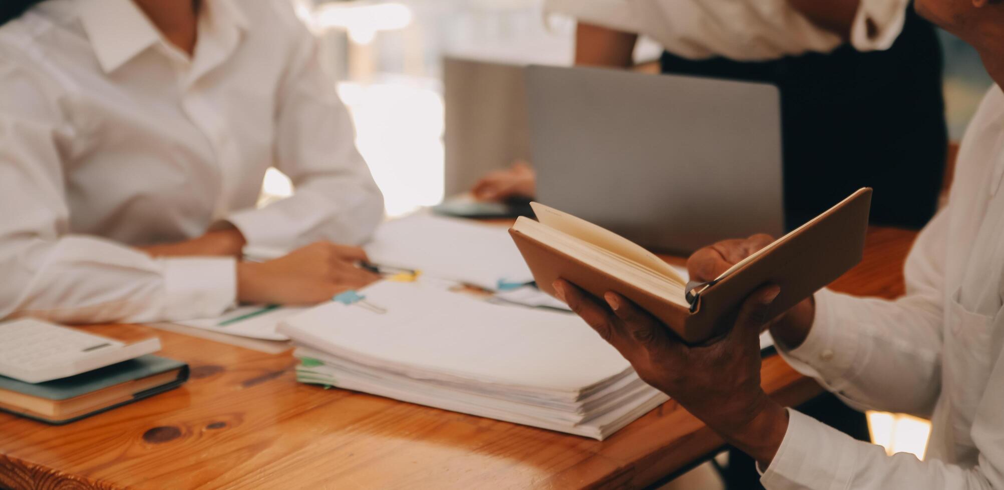 conferência de empresários e empresários na sala de reuniões moderna, colegas de trabalho multirraciais felizes se divertem cooperando trabalhando juntos na reunião do escritório, conceito asiático de trabalho em equipe foto