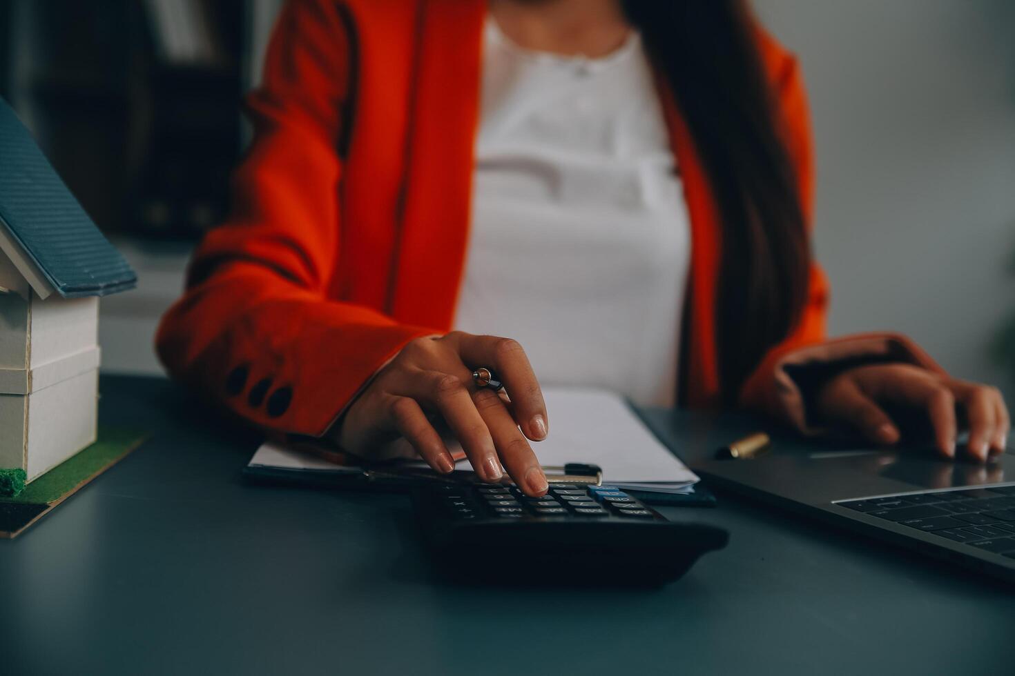 real Estado agente entregando amostra casas para clientes, hipoteca empréstimo contratos. faço uma contrato para contratar compra e venda do uma casa. e casa seguro contratos, casa hipoteca empréstimo conceitos foto