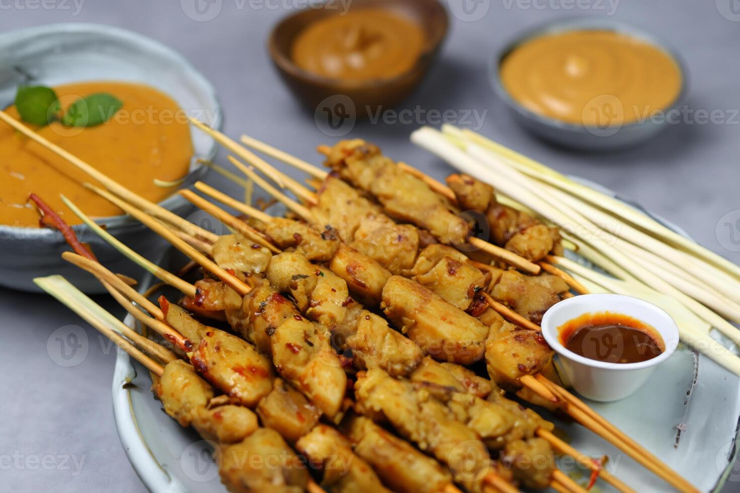 saciar dentro a beleza do lindo satay, Onde espetos do marinado deleite estão grelhado a carvão para dourado perfeição, oferta uma sinfonia do sabor dentro cada morder, uma culinária arte para saborear foto