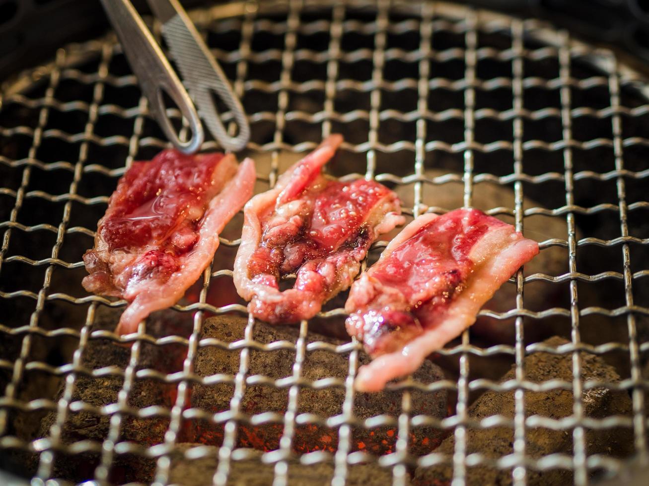 grelhar fatias de carne no restaurante de churrasco. foto