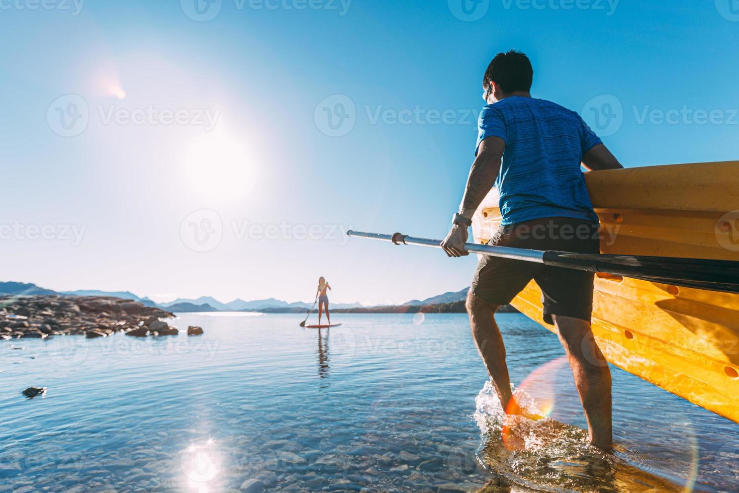 stand up paddle ao pôr do sol foto