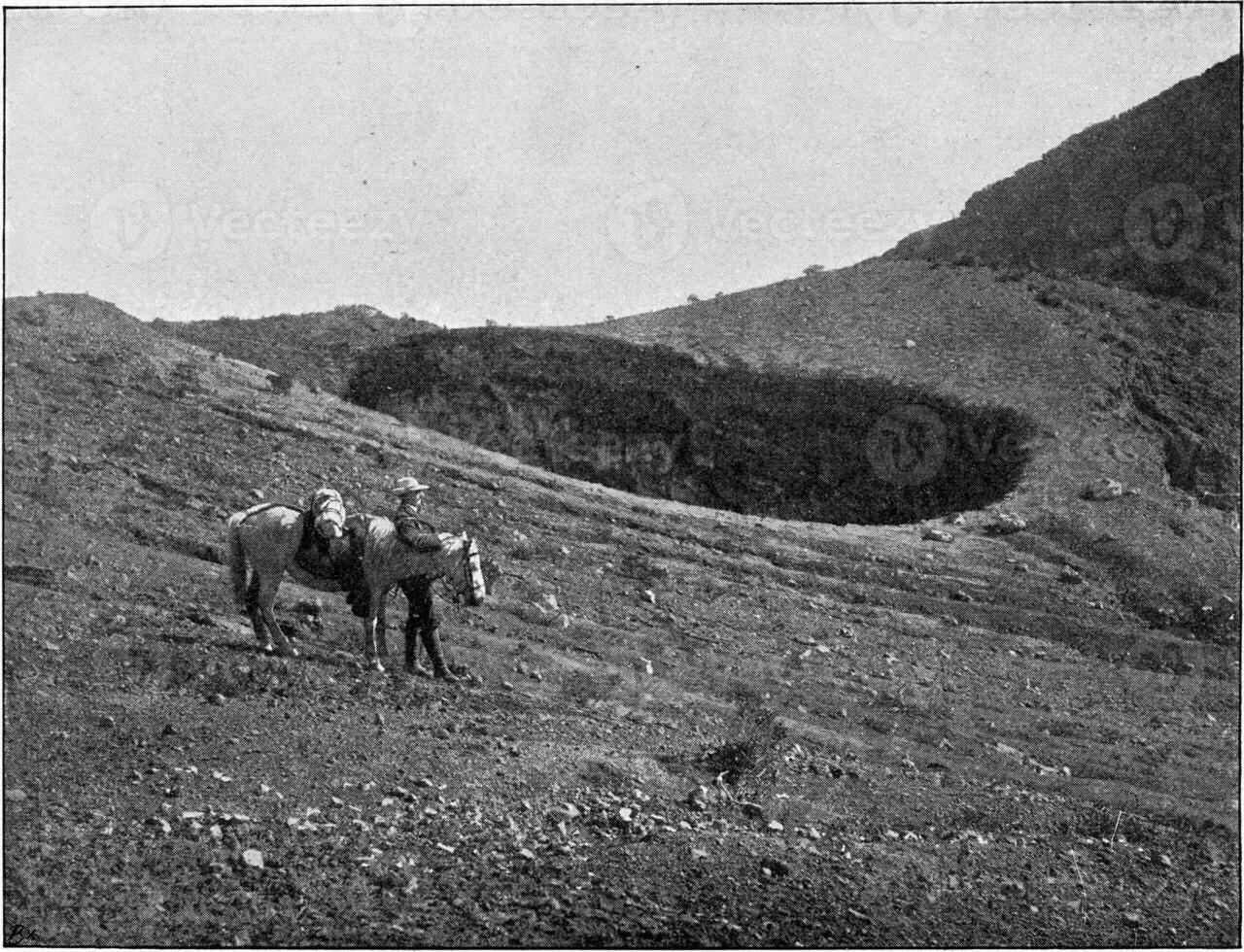 cratera do deslizamento de terra dentro a a Principal cratera do irazu vulcão dentro costa rica, vintage gravação. foto