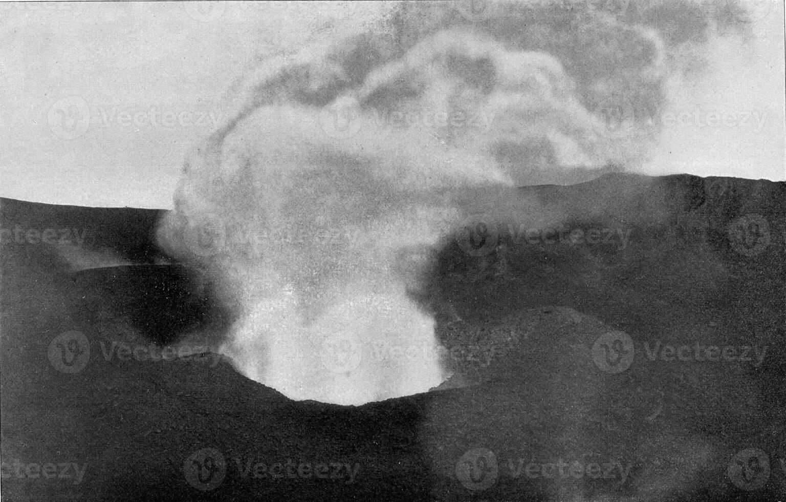 a cratera do Vesúvio com a cone do interno erupção, vintage gravação. foto