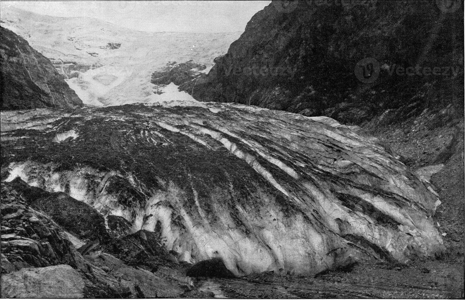 a kjendalsbreen às lenodal dentro Noruega, com uma trilha do scree e fendas, dentro a primeiro plano a geleira portão, vintage gravação. foto