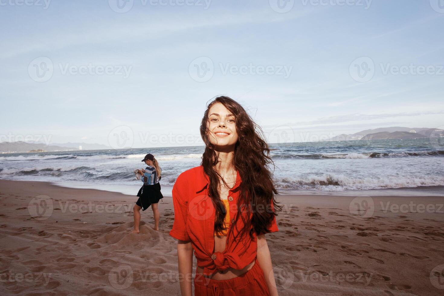 alegre mulher. sorridente emoção e liberdade de a mar foto