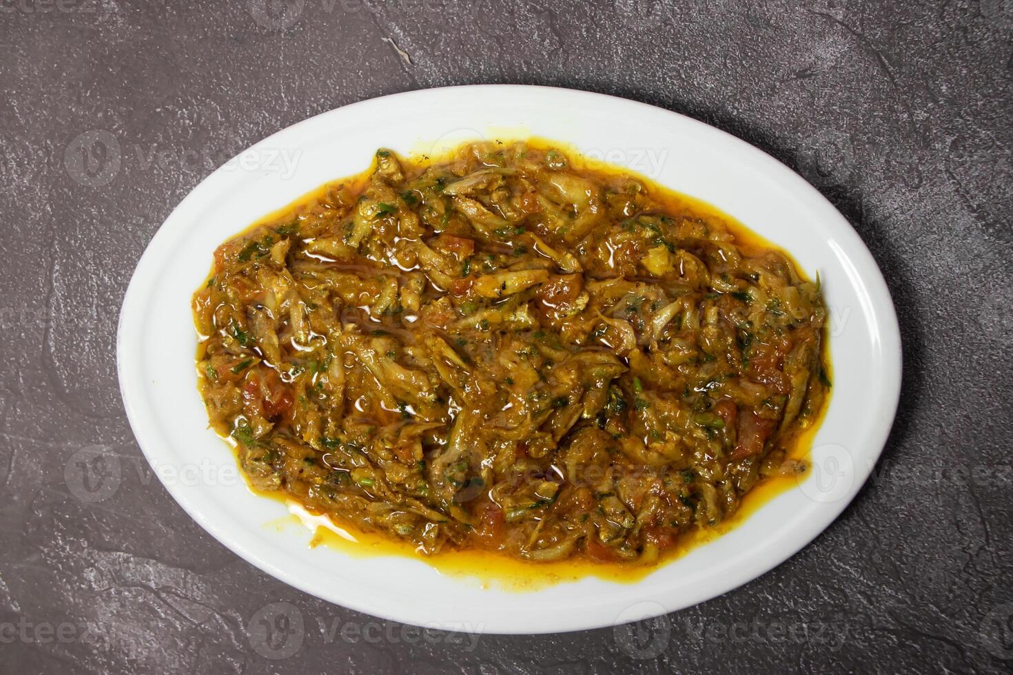 kachki peixe Curry servido dentro prato isolado em fundo topo Visão do Bangladesh Comida foto