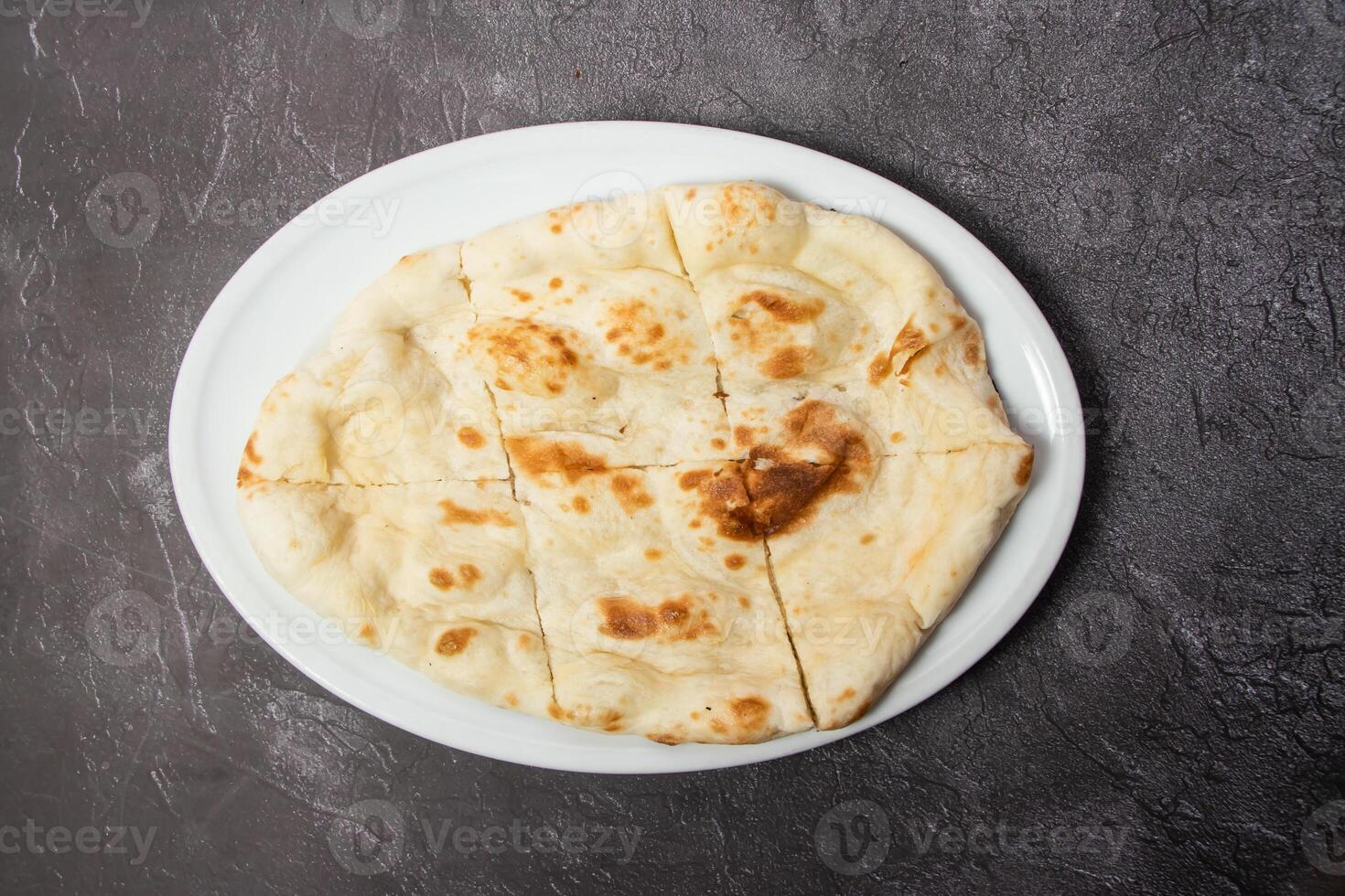 tandoori manteiga nan, naan, freira, roti servido dentro prato isolado em fundo topo Visão do Bangladesh Comida foto