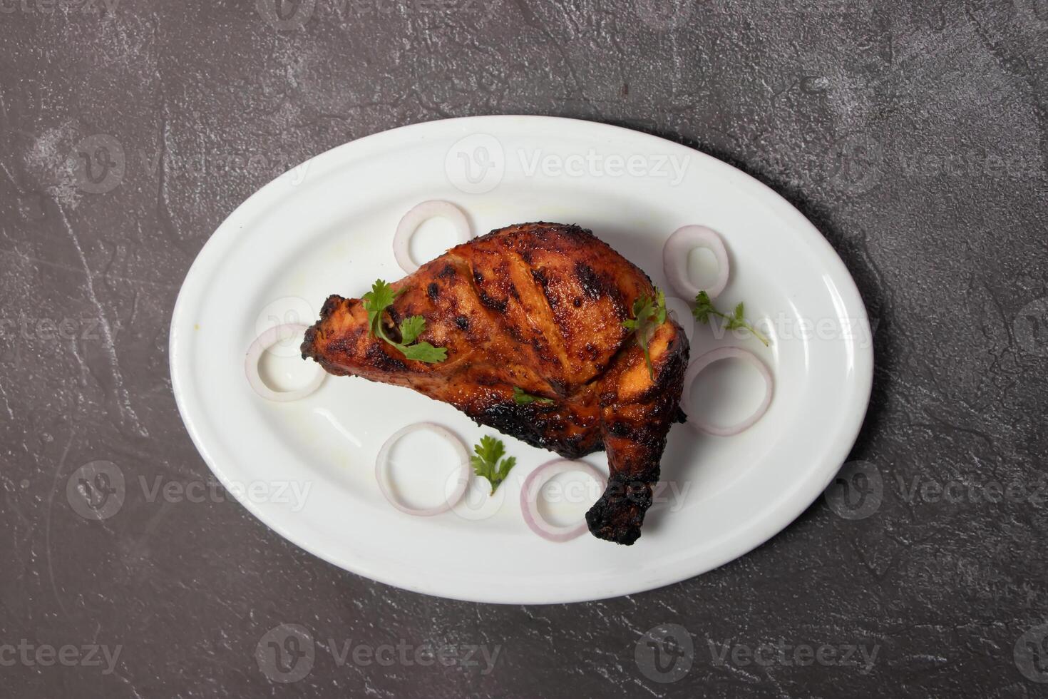 frango tandoori com cebola servido dentro prato isolado em fundo topo Visão do Bangladesh Comida foto