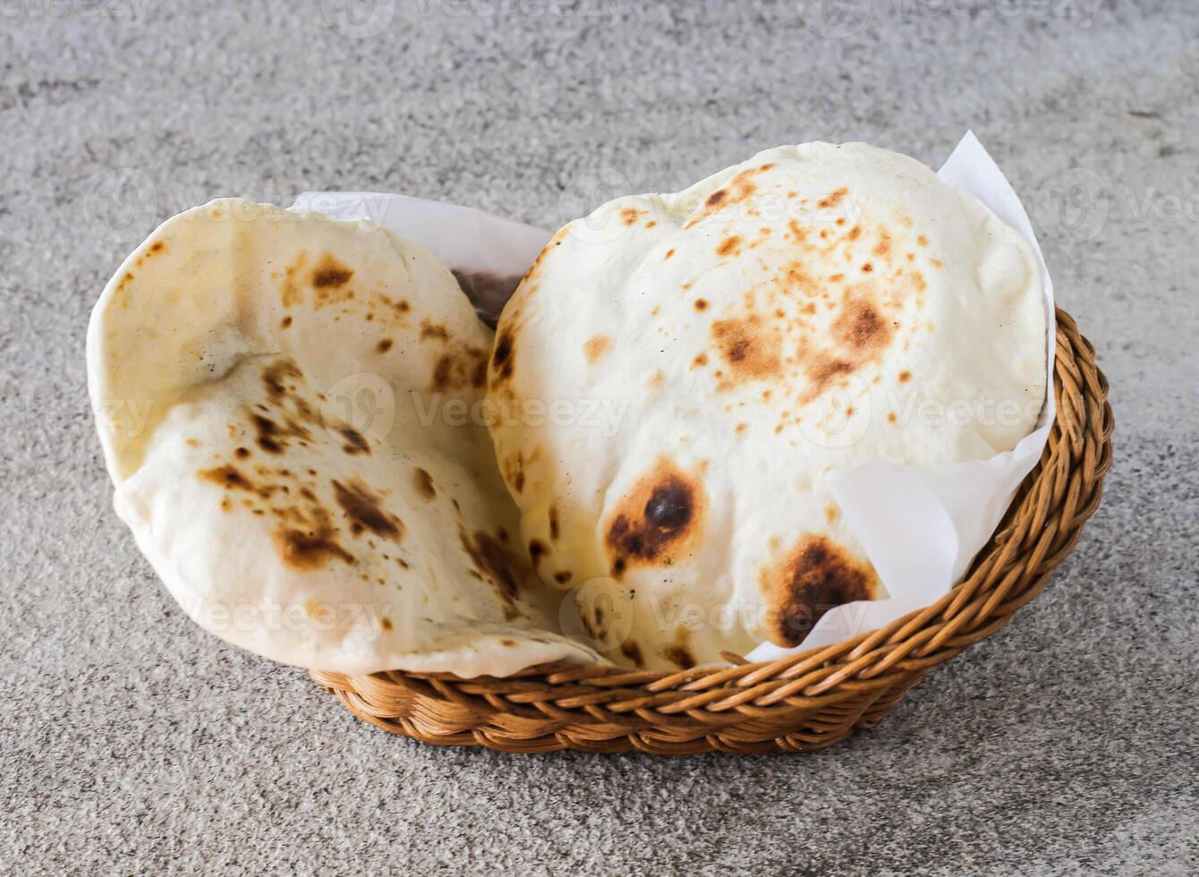 Pão Pita pão ou tandoori roti servido dentro cesta isolado em fundo topo Visão do meio leste e indiano Comida foto