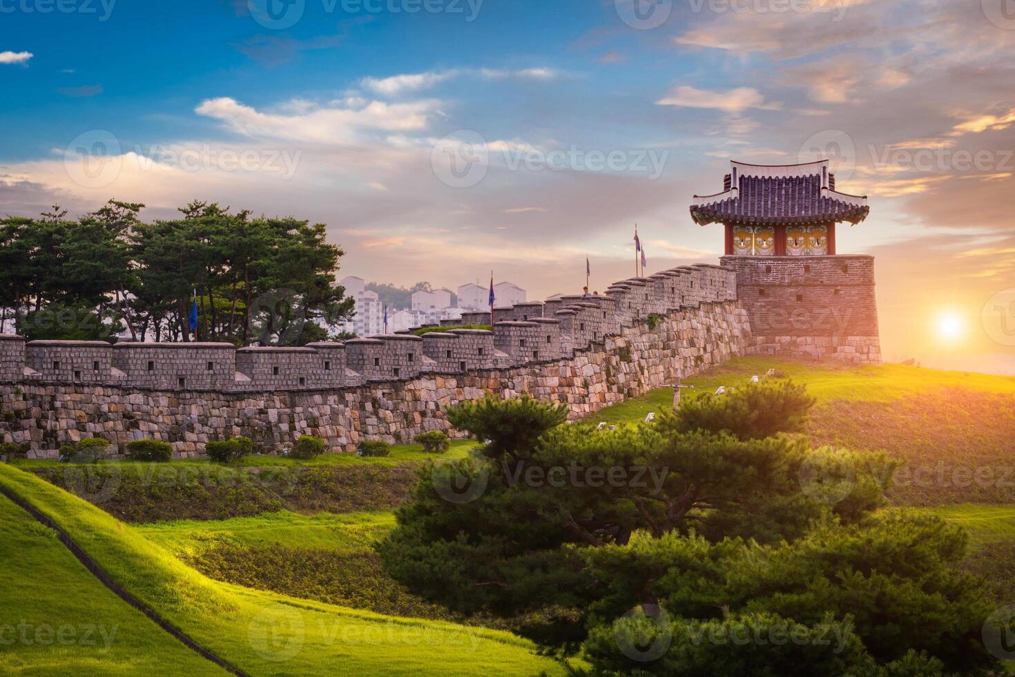 Hwaseong fortaleza dentro pôr do sol, tradicional arquitetura do Coréia às suwon, sul Coréia. foto