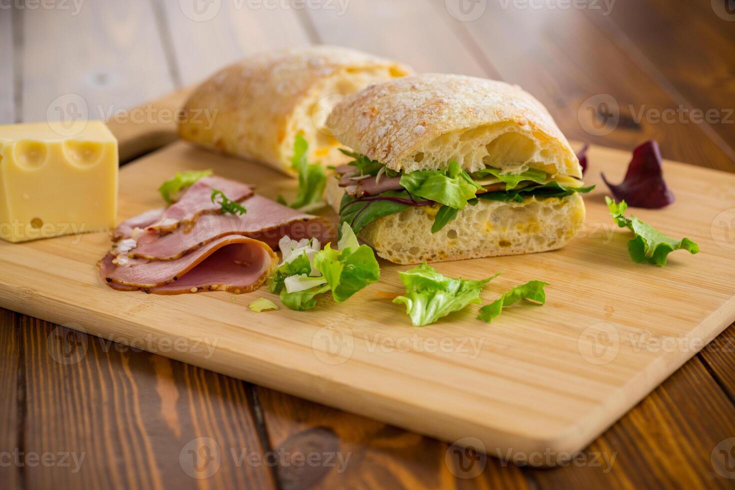 sanduíche com linguiça e ervas foto