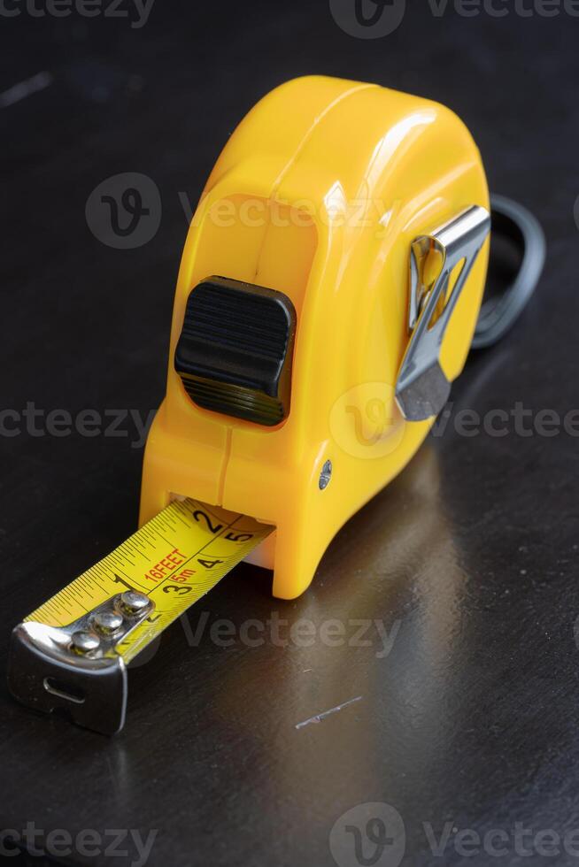 aço metal medir fita amarelo cor macro dentro uma mesa foto