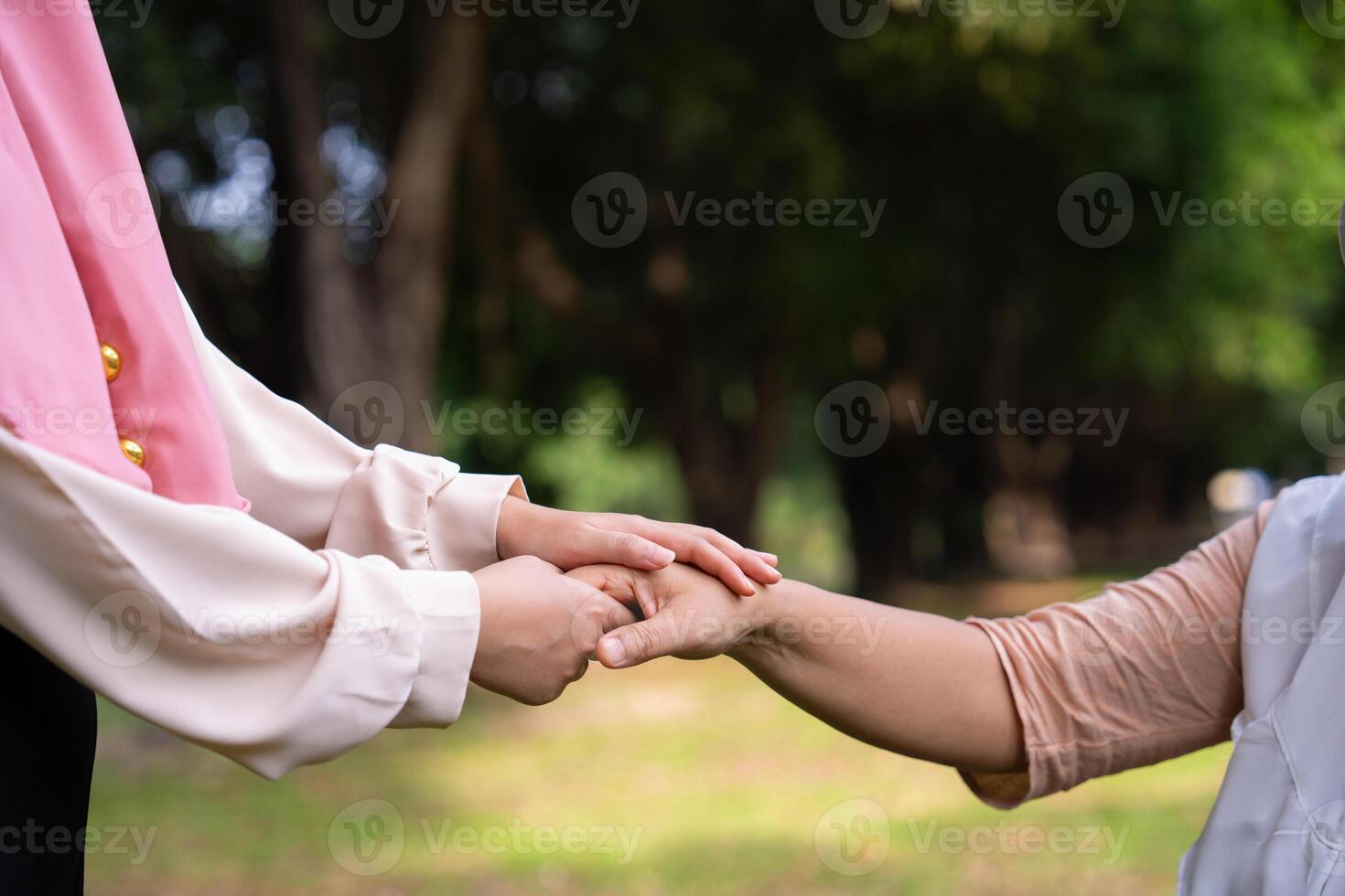 muçulmano Cuidado cuidador ou enfermeira levando Cuidado do a paciente dentro a hospital parque. feliz muçulmano mãe dentro hijab abraçando filha. conceito do poupança e Senior saúde seguro, uma feliz família foto