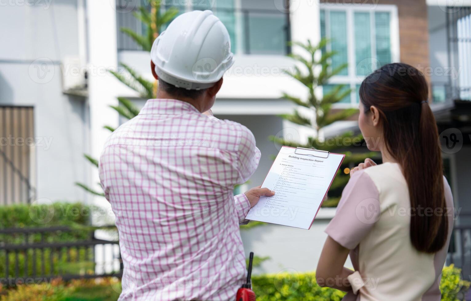 Senior casa inspetor explica inspeção resultados com proprietário, faz-tudo segurando prancheta e depois de verificação detalhes antes renovações lar, casa melhoria interior, interior Projeto real Estado foto